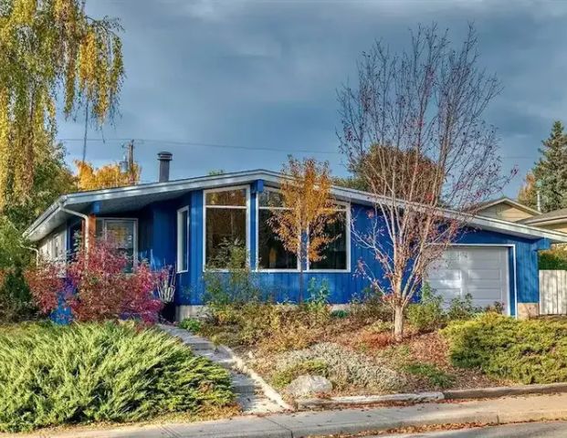 Mid-century style 3 bdr, 1.5 bath | Calgary - Photo 1