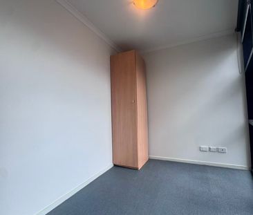 Unfurnished 2-Bedroom Apartment in Prime Melbourne CBD Location - Photo 4