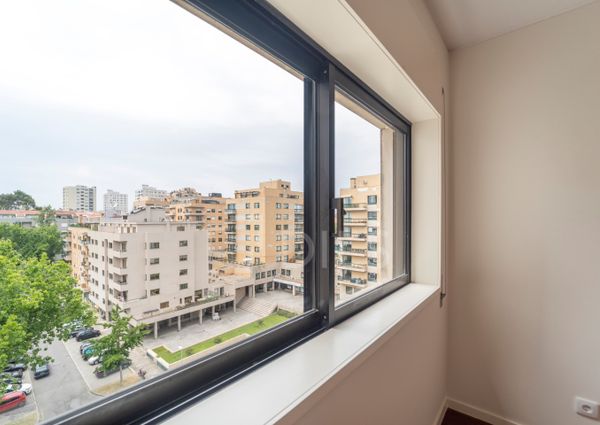 Apartamento T2 renovado para arrendar na Rua São João Bosco