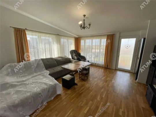 De inchiriat casa cu 8 camere si curte de 800 mp in zona Calea Poplacii din Sibiu - Fotografie 1