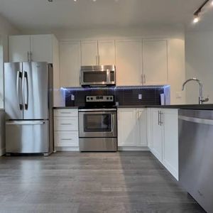 LANGLEY - 3 BEDROOM, 2.5 BATHROOM TOWNHOUSE NOW AVAILABLE - Photo 2