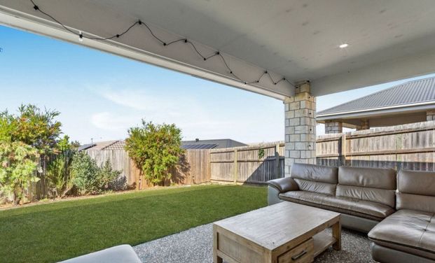 Modern Four Bedroom Family Home with Additional Lounge Area - Photo 1