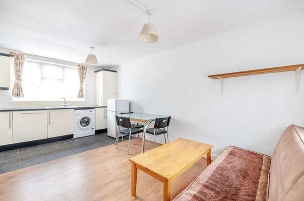 Sycamore Avenue, South Ealing, W5 - Photo 1