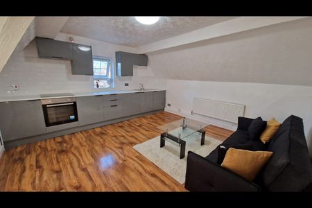 2 Bed Penthouse, Lawn View, M8 - Photo 3