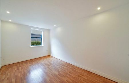 2 Bed Flat, North Point, N8 - Photo 3
