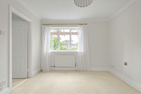 4 bedroom semi-detached house to rent - Photo 3