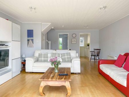 3 bedroom end of terrace house to rent - Photo 2