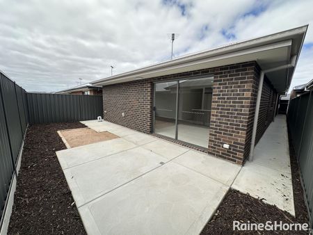 Modern 3-Bedroom Home in Munno Para Downs - Comfortable, Convenient & Contemporary! - Photo 3