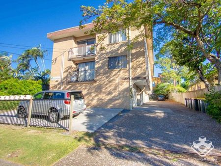 Stunning Unit in Indooroopilly Hot Spot - Photo 4