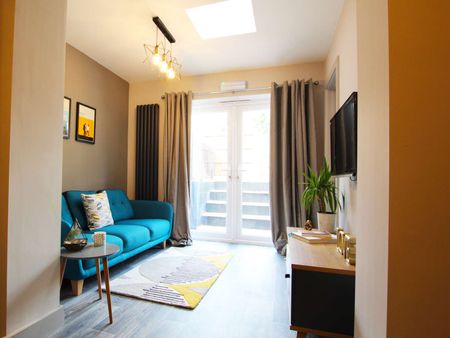 Stunning Professional House Share in City Centre - Rarely Available! Room 2 - Photo 2