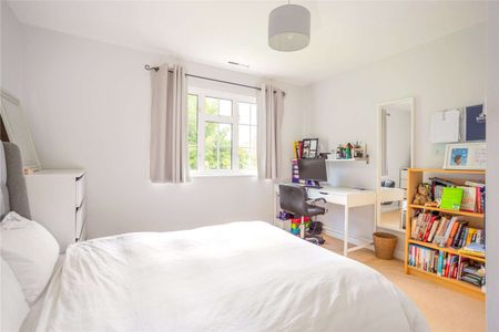 Beautifully presented family home in this sought after village - Photo 5