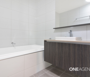 MODERN FOUR-BEDROOM FAMILY HOME IN SHELL COVE - Photo 3