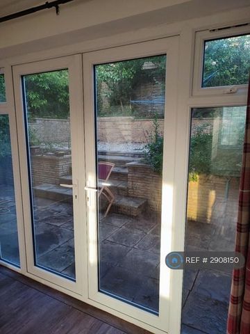 4 bedroom semi-detached house to rent - Photo 4