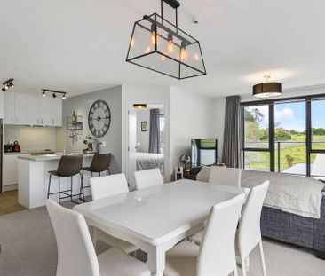 Modern & Stylish Two Bedroom Apartment - Photo 4