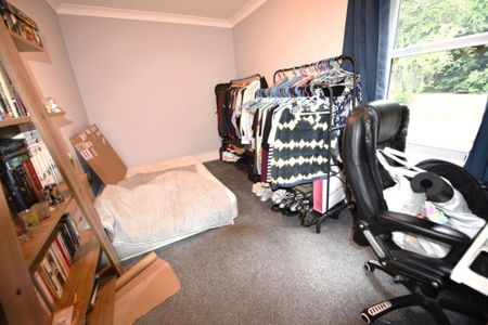 2 bedroom Flat in Montagu Drive, Leeds - Photo 5