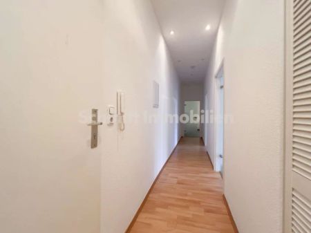 Helle Dachgeschosswohnung mit Einbauküche - Foto 3