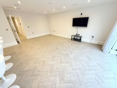 3 bedroom flat to rent - Photo 2