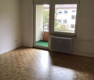 Renovierte 2-Zimmer-Wohnung mit Balkon ab sofort frei - Foto 1
