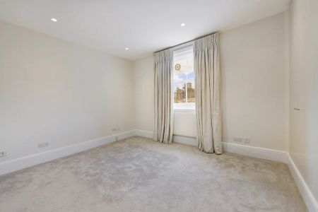 3 bedroom flat in London - Photo 2