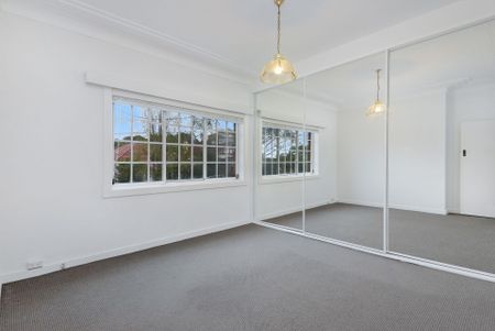 BRIGHT ART-DECO FIRST FLOOR APARTMENT! - Photo 3