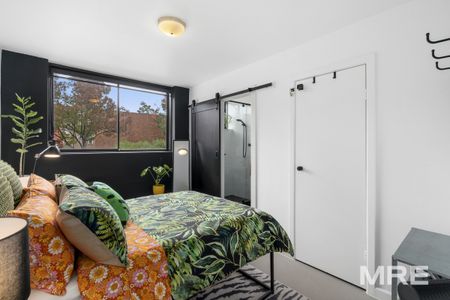 Groovy furnished pad in prime location - Photo 3