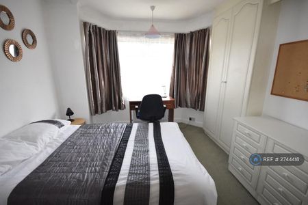 4 bedroom semi-detached house to rent - Photo 5