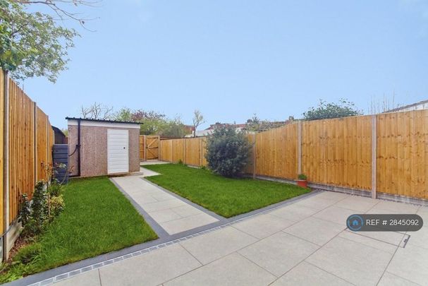 4 bedroom terraced house to rent - Photo 1
