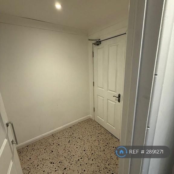 1 bedroom in a flat share to rent - Photo 1