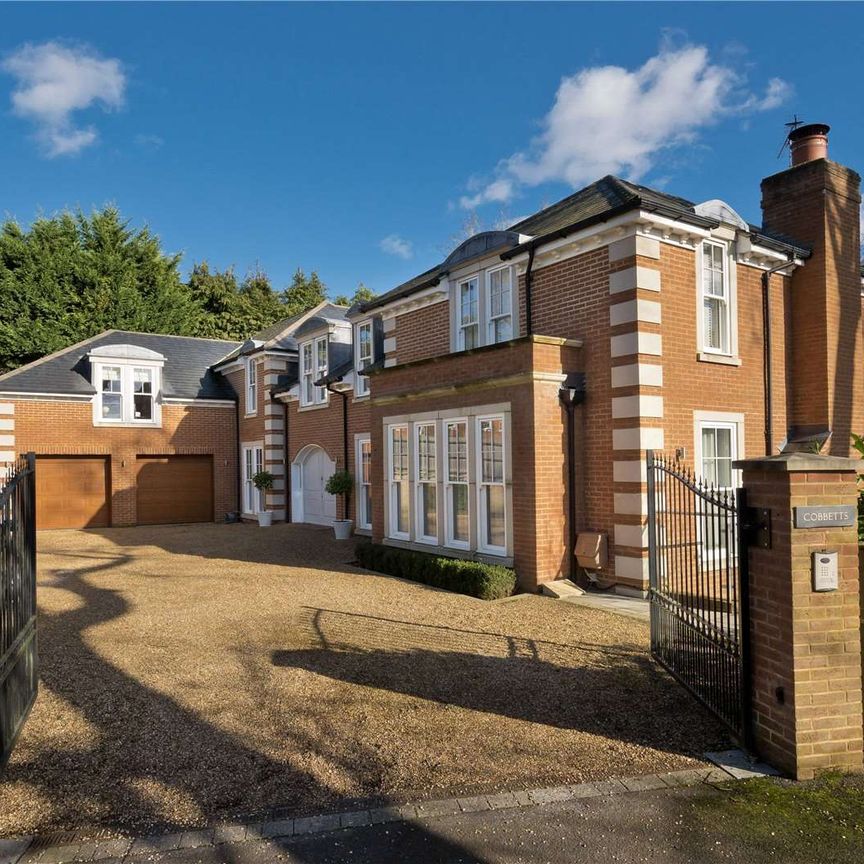 An elegant modern detached house situated in a quiet residential location, less than half a mile from Weybridge mainline station. - Photo 1