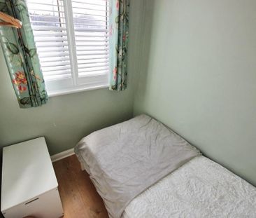 4 bedroom semi-detached house to rent - Photo 5