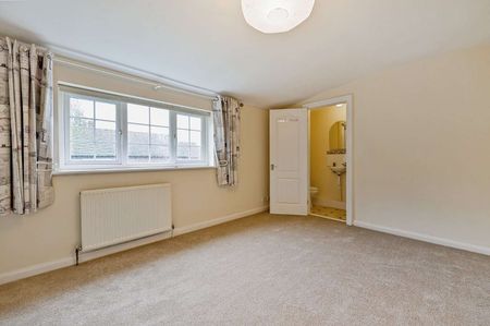 A centrally located three bedroom detached home with off street parking - Photo 4
