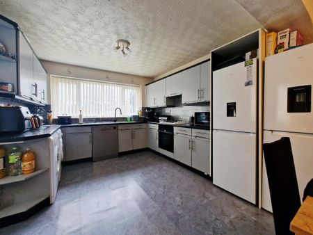 4 bedroom detached house to rent - Photo 5