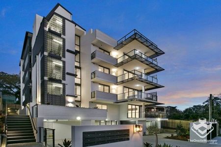 2-Bed + 2 Bath Boutique Luxury Apartment - Photo 4