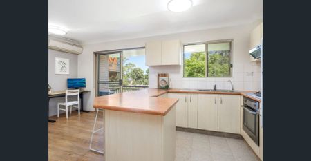 Sophisticated split level two bedroom apartment - Photo 4