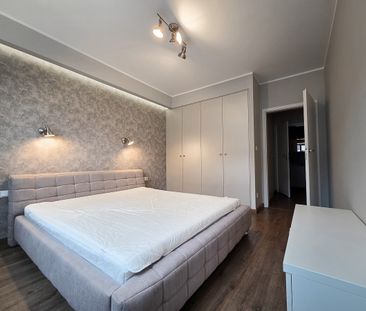 Salon z ceglaną ścianą apartament Maratońska Poznań - Фото 6