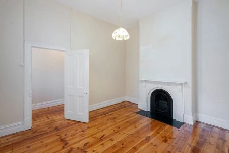 Character Cottage Living in a Prime Stepney Location - Photo 5