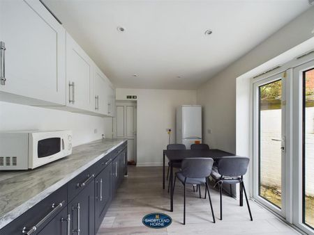 4 bedroom end of terrace house to rent - Photo 3