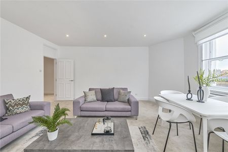 Three bedroom apartment located on the prestigious address of Upper Wimpole Street and is ideally located for Marylebone High Street and its shops and restaurants. - Photo 2