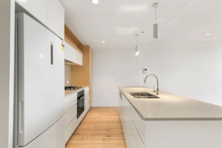 Oversized two bedroom apartment in prime location! - Photo 4