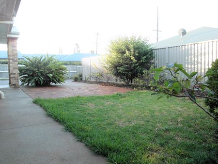 Private Family Home - Walk to Park & Shops - Photo 3