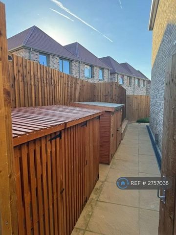 3 bedroom semi-detached house to rent - Photo 5