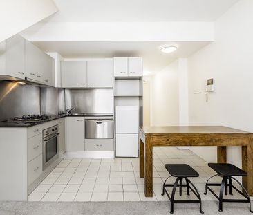 Superb inner city pad with dual balconies – stroll to central stati... - Photo 5