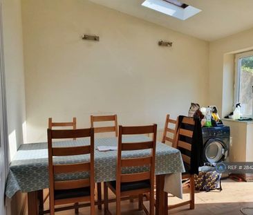 1 bedroom in a house share to rent - Photo 2