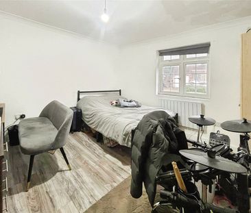 Spring Rise, Egham, Surrey, TW20 9PS - Photo 2