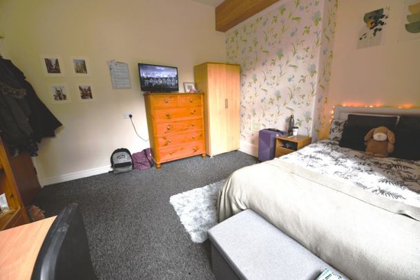 3 bedroom Flat in Wood Lane, Leeds - Photo 1