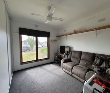 Spacious Three Bedroom Family Home - Double Shed, Generous yard and... - Photo 5