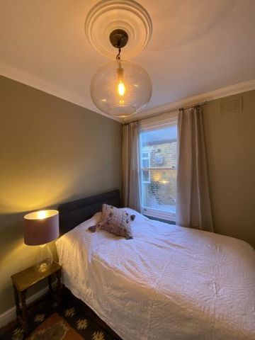 A beautiful small double bedroom in a calm freshly-renovated Victorian home. - Photo 3