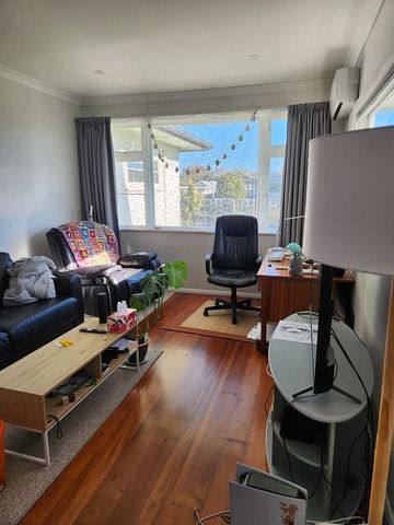 Executive, furnished, spacious 1 bedroom unit - Photo 2