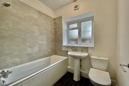 2 bed Flat Fairleigh Court, SS9 - Photo 5