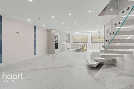 5 bedroom detached house to rent - Photo 2